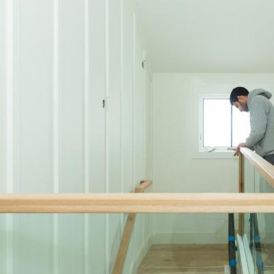 Final touches to custom glass railing